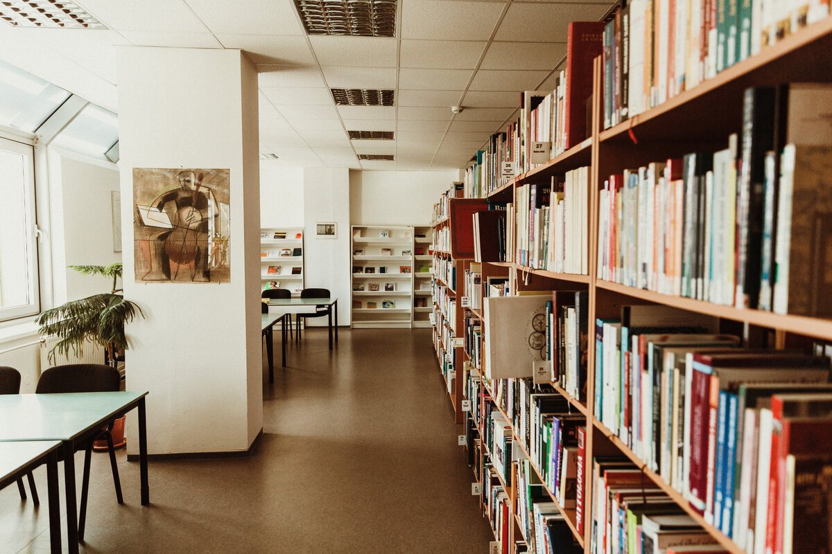 Imatge d'una biblioteca buida
