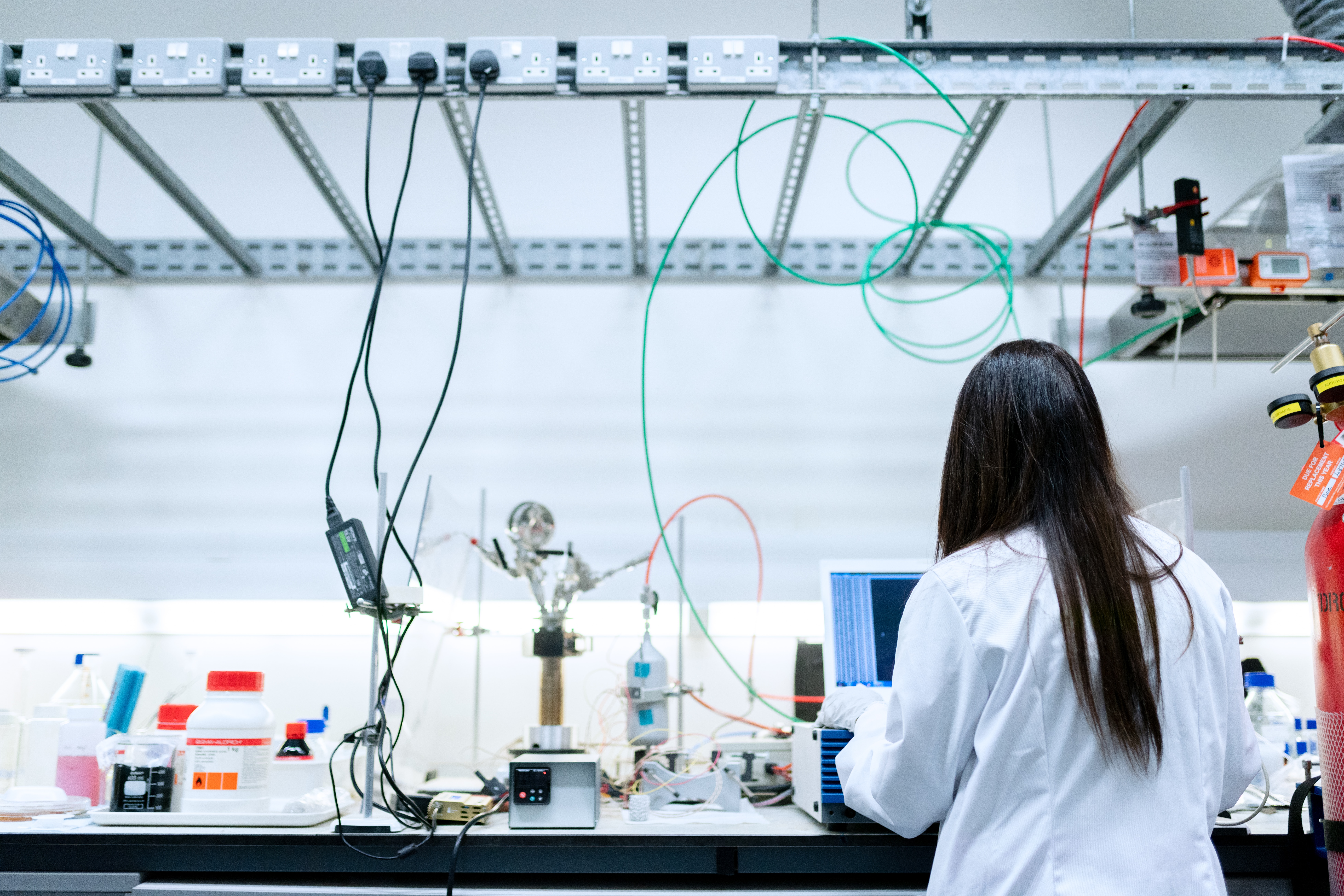 Imatge on es veu una persona treballant a un laboratori