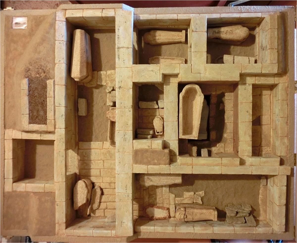 Interior de la maqueta con las diverses cámaras y sarcófagos Interior de la maqueta con las diverses cámaras y sarcófagos