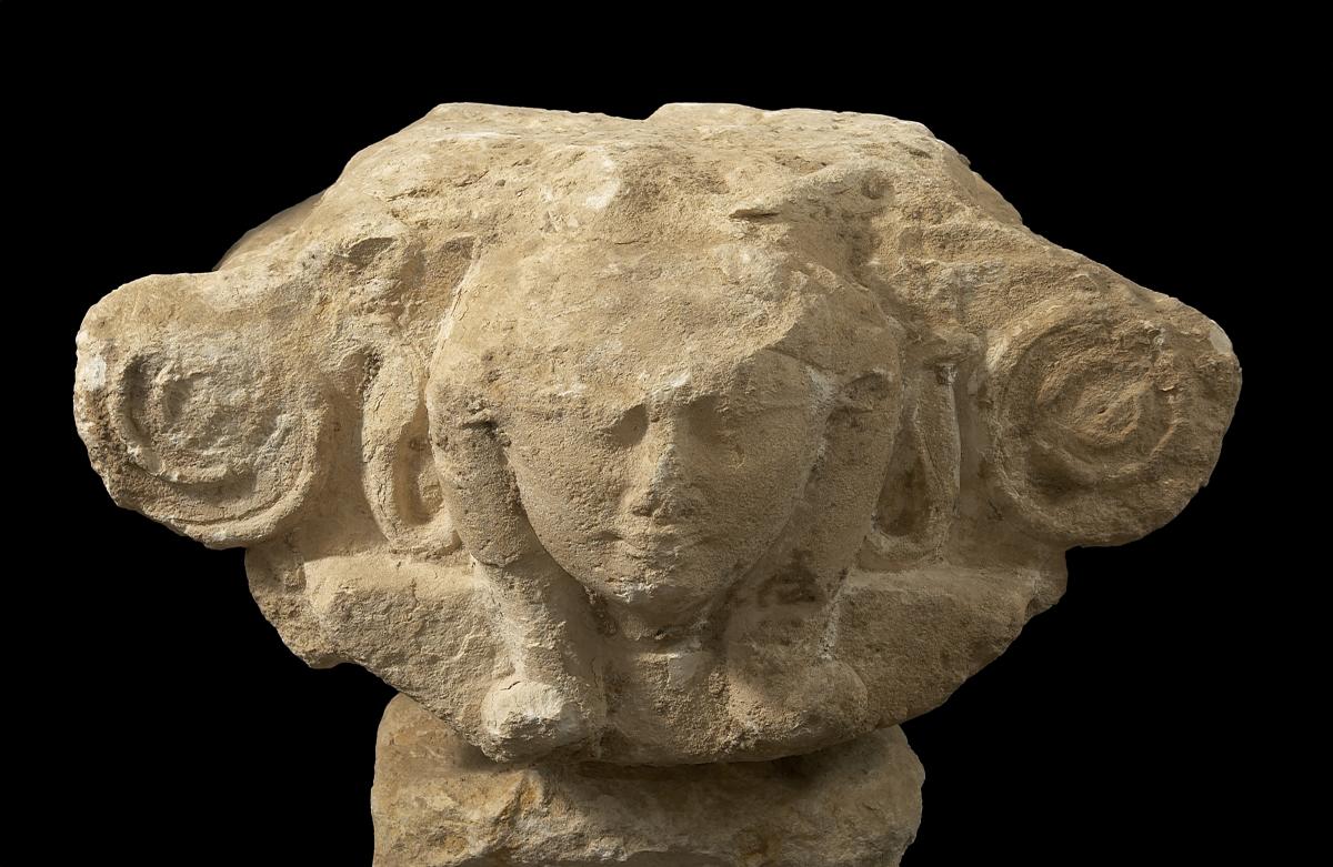 Capitell figurat trobat a la Necròpolis Alta Capitell figurat trobat a la Necròpolis Alta