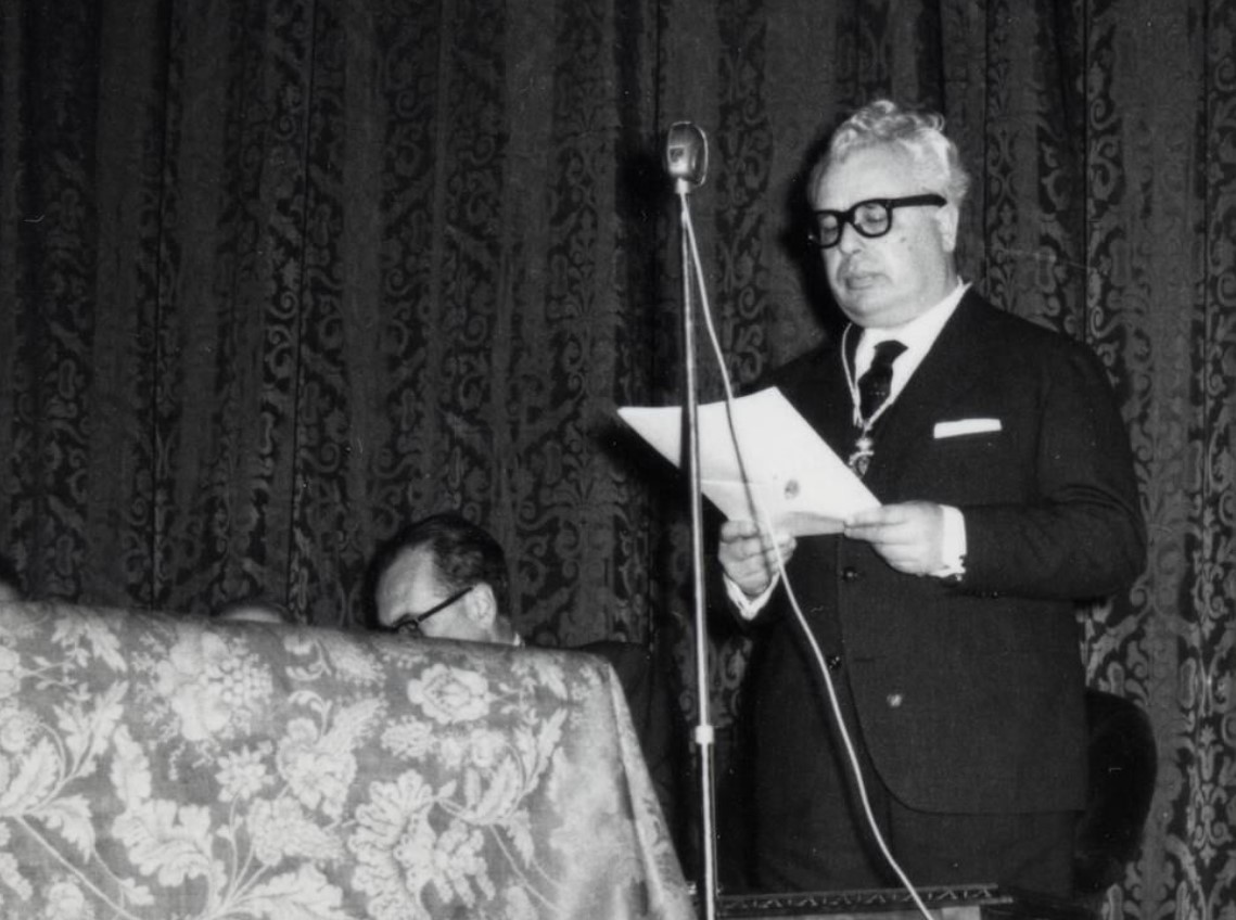 Fernández del Riego le a súa resposta ao discurso de ingreso de Álvaro Cunqueiro en 1963 Fernández del Riego le a súa resposta ao discurso de ingreso de Álvaro Cunqueiro en 1963