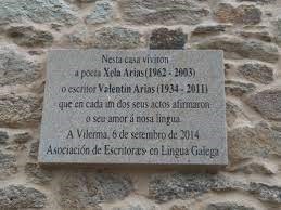 Placa commemorativa a la casa natal de la poeta a Sarria.