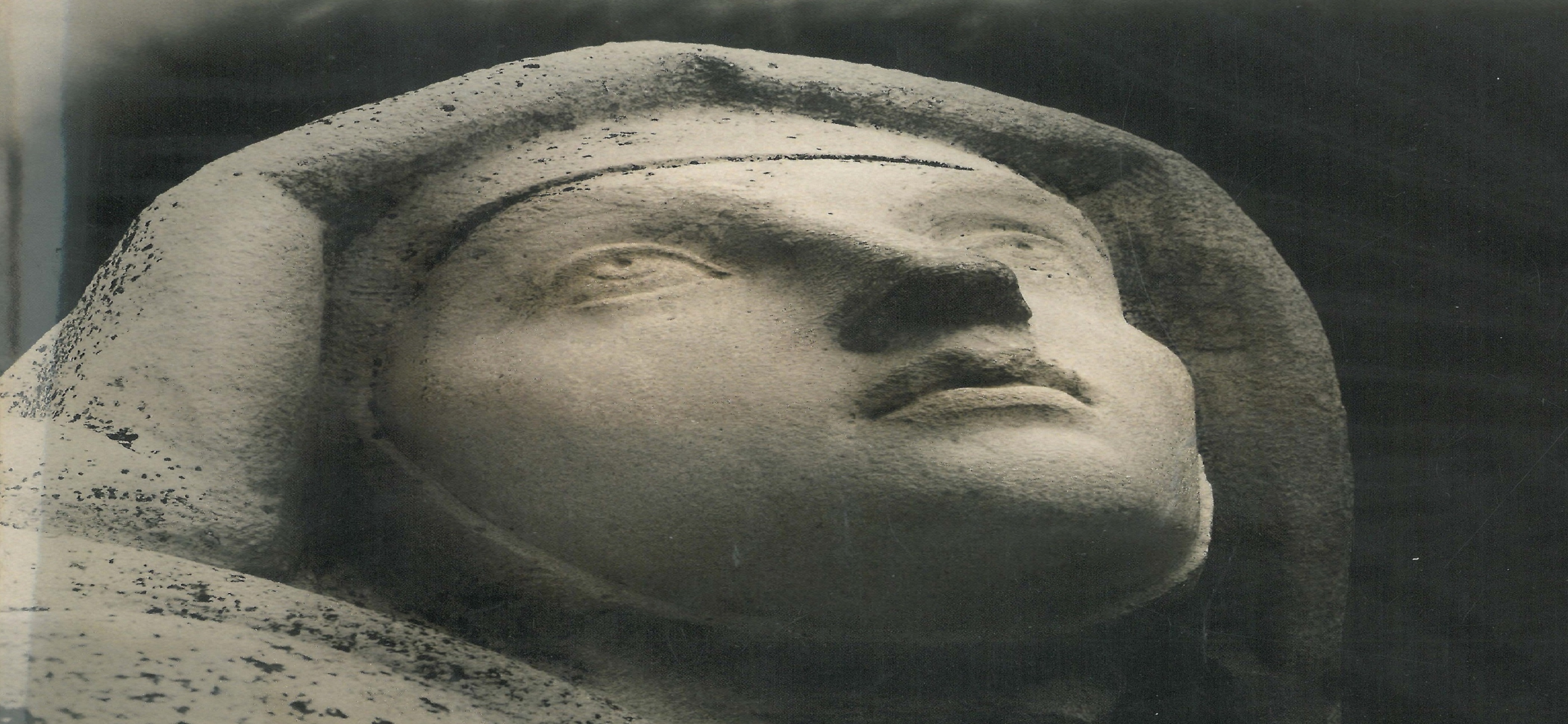 02. Diseño y composición de Germán Delgado. En: Rita BARRIOS (2015). "Teresa de Jesús, 500 años: El Carmelo descalzo foto a foto". Burgos : Monte Carmelo.