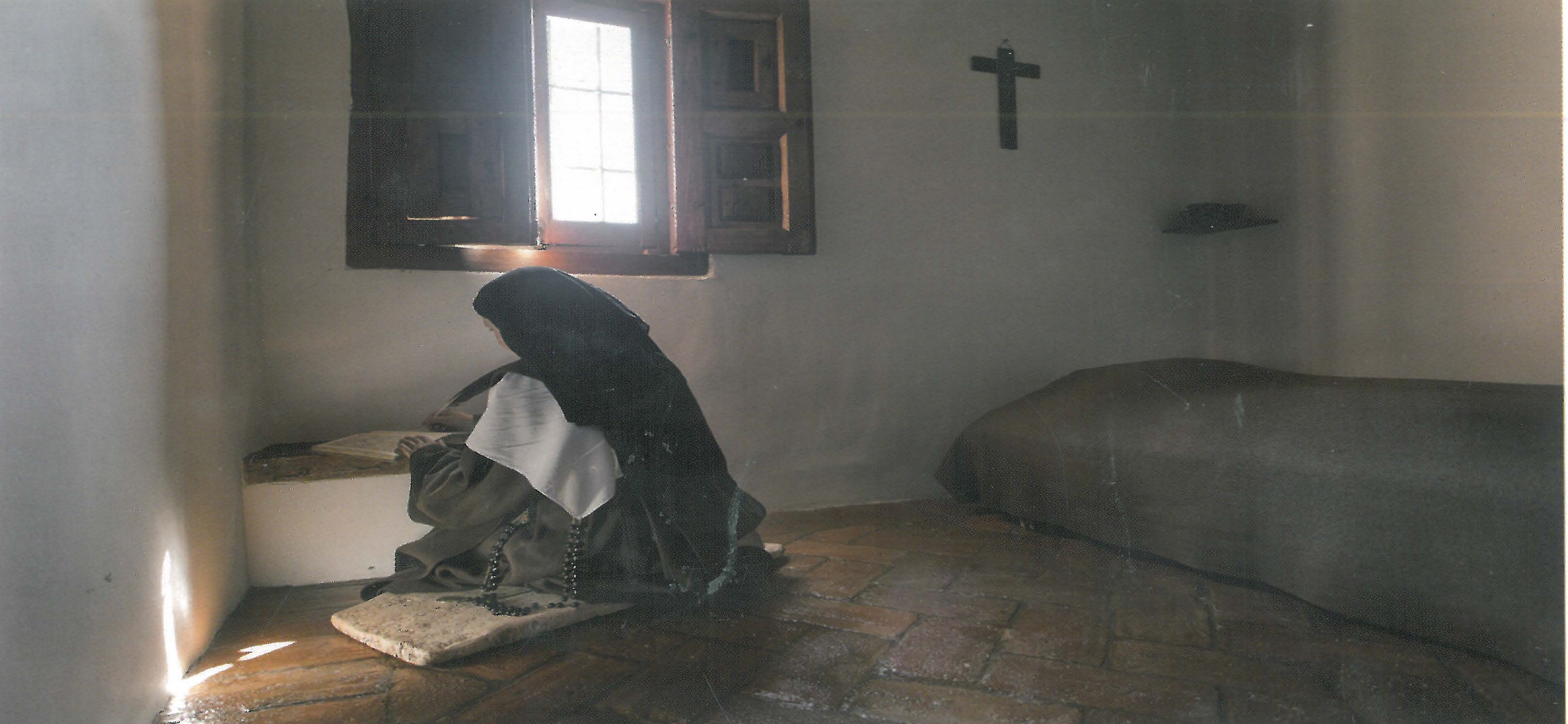 05. Diseño y composición de Germán Delgado. En: Rita BARRIOS (2015). "Teresa de Jesús, 500 años: El Carmelo descalzo foto a foto". Burgos : Monte Carmelo.