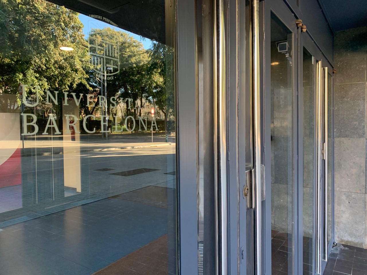 Identificació UB a l'entrada de l'Edifici Baldiri Reixac