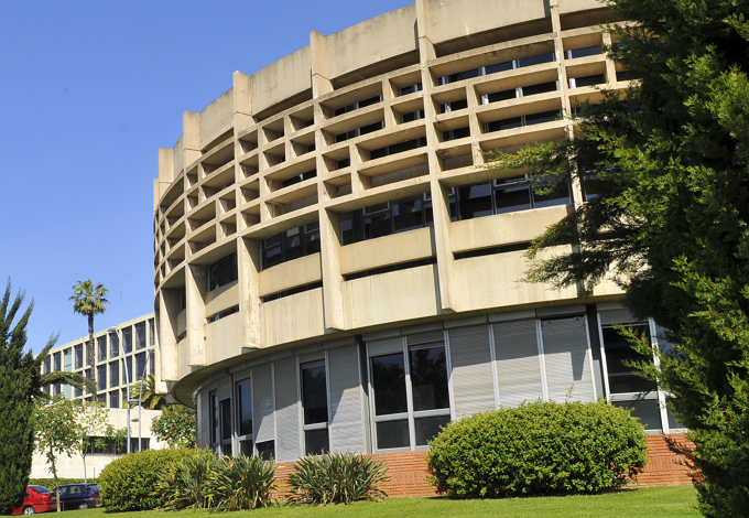 Façana del CRAI Biblioteca d'Economia i Empresa