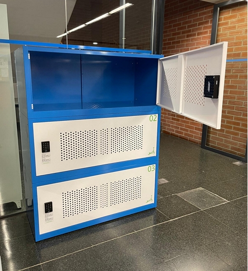 Aparcament de patinets plegables al CRAI Biblioteca de Farmàcia i Ciències de l’Alimentació