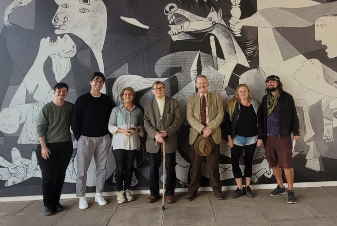 Imatge dels assistents al davant del Guernica