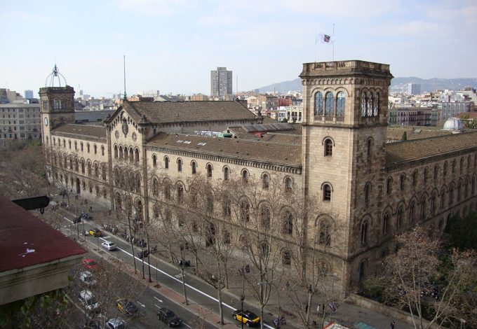 Façana del CRAI Biblioteca de Fons Antic