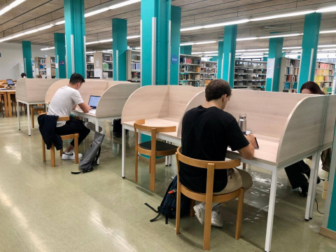 Nous cubicles individuals electrificats als CRAI biblioteques