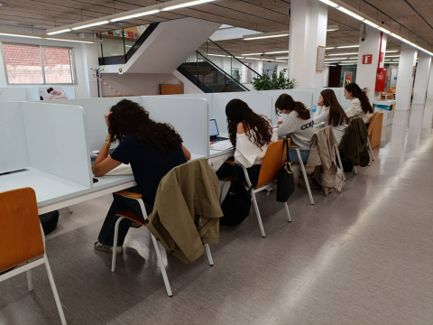 Nous cubicles individuals electrificats als CRAI biblioteques