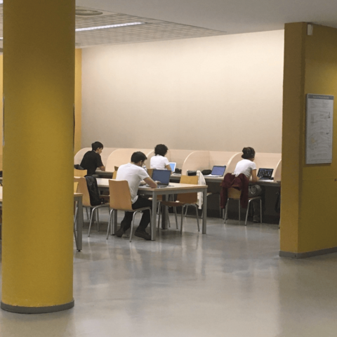 Nous cubicles individuals electrificats als CRAI biblioteques