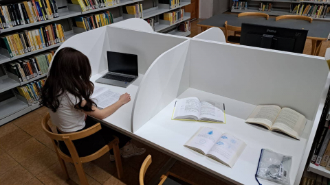 Nous cubicles individuals electrificats als CRAI biblioteques