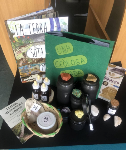 Exposició de materials didàctics creats per l'alumnat de la Facultat d'Educació al CRAI Biblioteca del Campus Mundet