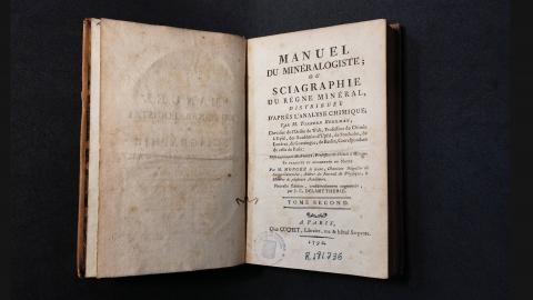 Nova exposició del CRAI Biblioteca de Fons Antic: De l’Alquímia a la metal·lúrgia, un viatge per la química dels minerals