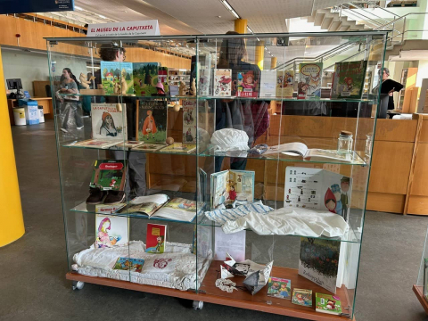 Exposició al CRAI Biblioteca del Campus Mundet: La Caputxeta Vermella, per llegir-te millor ! 2a edició actualitzada