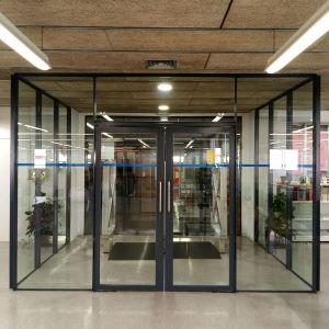 Un segon cancell al CRAI Biblioteca de Farmàcia i Ciències de l’Alimentació Campus Diagonal Sud