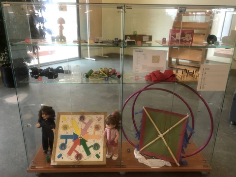 Exposició "Jocs d'abans" al CRAI Biblioteca del Campus Mundet: una mirada a la tradició i la cultura lúdica