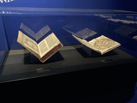 Un grup de llibres del CRAI Biblioteca de Fons Antic viatja a Singapur, a través del planeta Mart