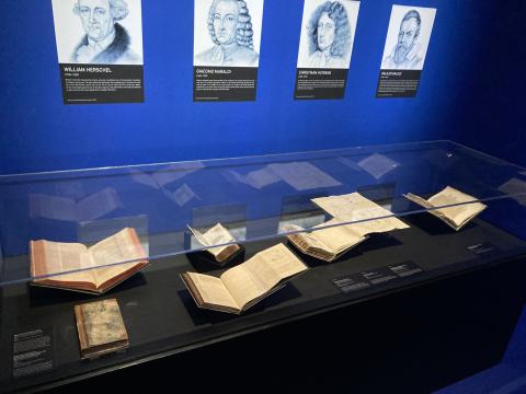 Un grup de llibres del CRAI Biblioteca de Fons Antic viatja a Singapur, a través del planeta Mart