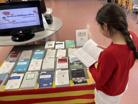 El CRAI Biblioteca de Dret exposa la recerca actual del professorat de la Facultat amb motiu de Sant Jordi