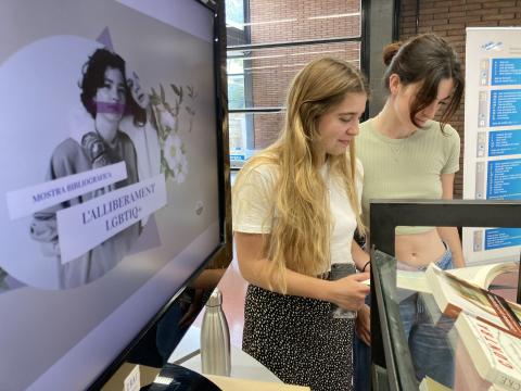 Mostra bibliogràfica al CRAI Biblioteca de Dret per commemorar el Dia Internacional de l’alliberament LGTBIQ+