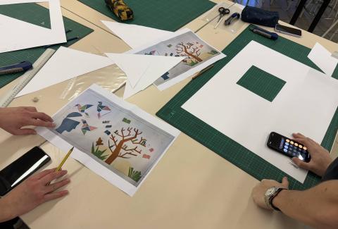 Realització del mural "Les formes del saber" al CRAI Biblioteca del Campus de Mundet per part d'alumnat del grau d'Educació Primària