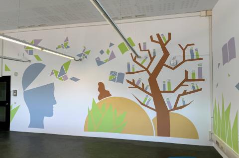 Realització del mural "Les formes del saber" al CRAI Biblioteca del Campus de Mundet per part d'alumnat del grau d'Educació Primària