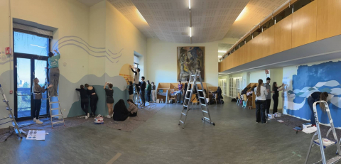 Estudiants de la UB pinten un mural al CRAI Biblioteca del Campus Mundet