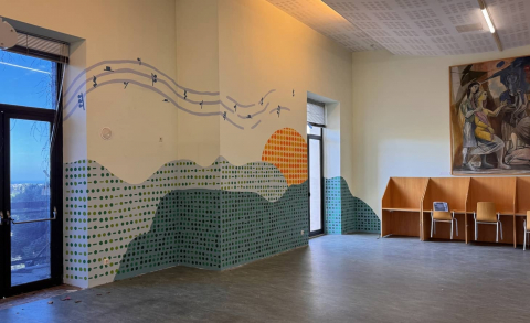 Estudiants de la UB pinten un mural al CRAI Biblioteca del Campus Mundet