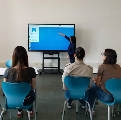 Nova pantalla interactiva al CRAI Biblioteca del Campus Mundet