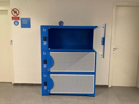 Aparcament de patinets plegables al CRAI Biblioteca de Belles Arts