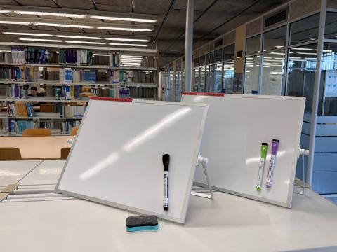 Pissarres portàtils per reduir el consum de paper al CRAI Biblioteca del Campus Bellvitge