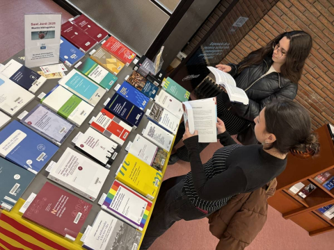 El CRAI Biblioteca de Dret exposa les darreres publicacions del professorat de la Facultat amb motiu de Sant Jordi