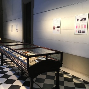 Exposició El fil per a cosir la història de la medicina al CRAI Biblioteca del Campus Clínic