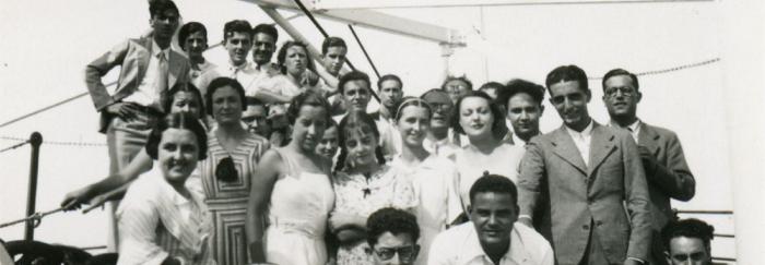 41. Algunos de los estudiantes y profesores en la cubierta del barco.