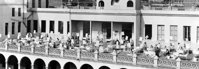 Nens a la terrassa de l'Hospital Sant Joan de Déu fent banys de sol